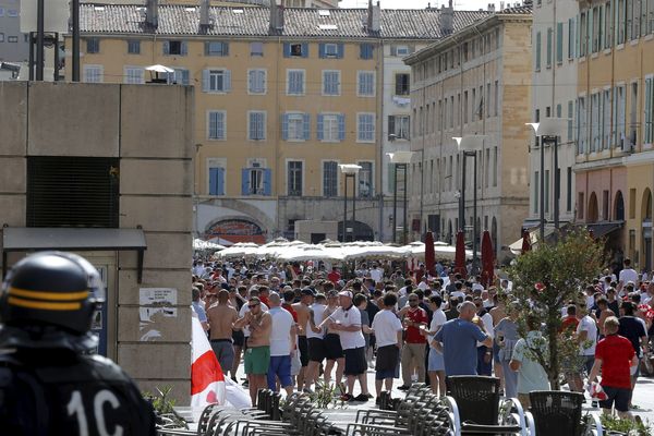 le 11 juin 2016 sur le vieux-Port à Marseille des affrontements entre supporters anglais et russes ont fait plusieurs blessés graves