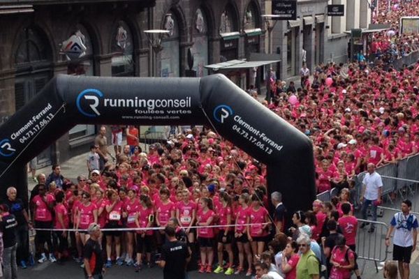 Près de 20 000 maillots roses ont provoqué une véritable marée dans les rues de Clermont-ferrand, et tout ça pour la bonne cause : 201169 euros ont été collectés pour lutter contre le cancer du sein.