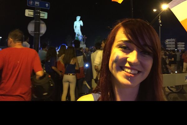 Une supportrice des Bleus à la sortie de la Fan Zone de Marseille.