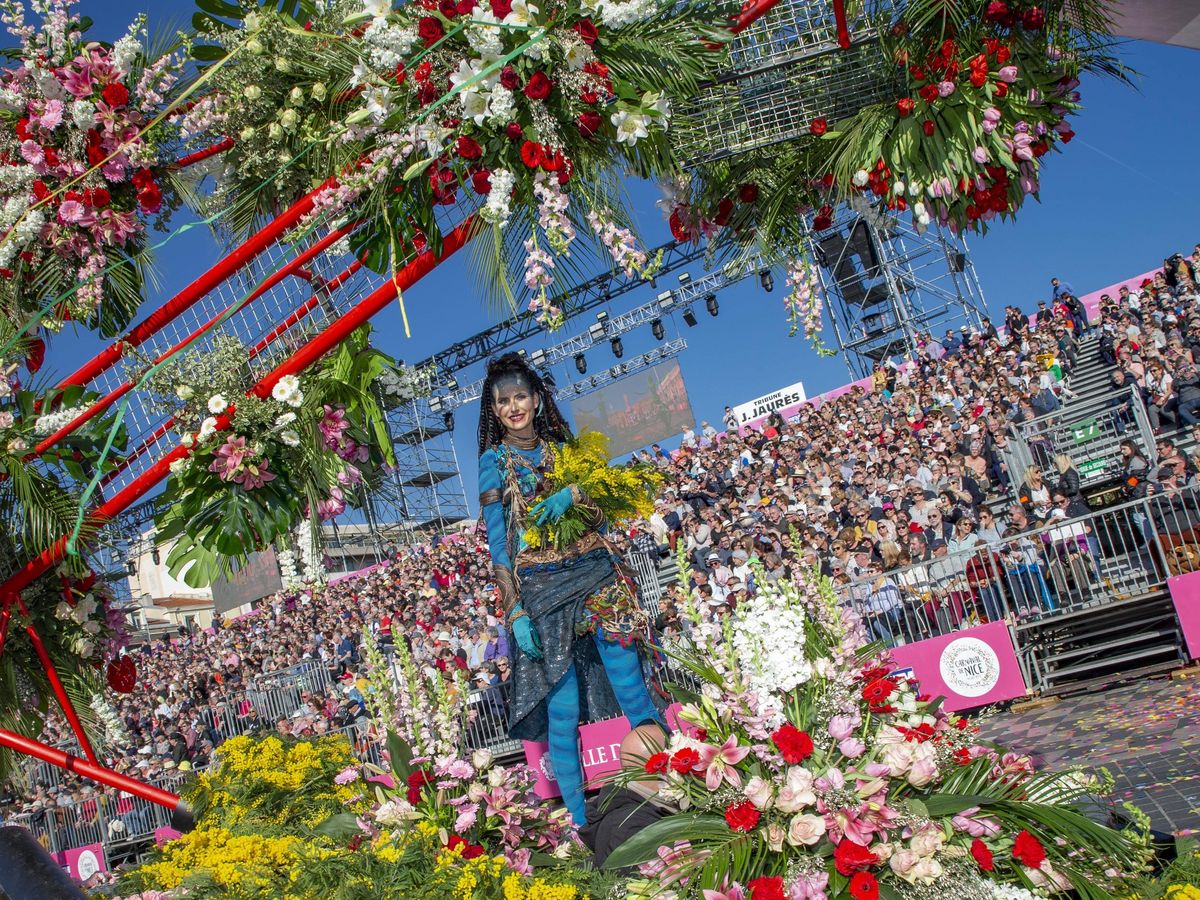 Pluies de fleurs et de rubans pour l'ouverture du Carnaval de Nice –  L'Express