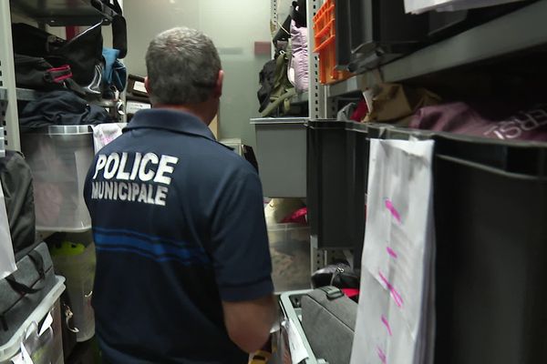 David Tirard-Collet, policier municipal, parmi les caisses du local des objets trouvés de Grenoble, le 3 mai 2024.