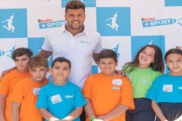 De gauche à droite, les jeunes biterrois Yanel, Ayden, Mohamed, Aaron, Hynd et Malak posent avec Jo Wilfried Tsonga - juillet 2019.