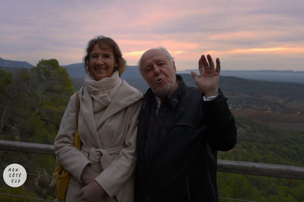 Julie a convaincu Marc Jolivet, qui partageait son temps entre Hyères et Aix-en-Provence, de venir s'installer à Aix-en-Provence.