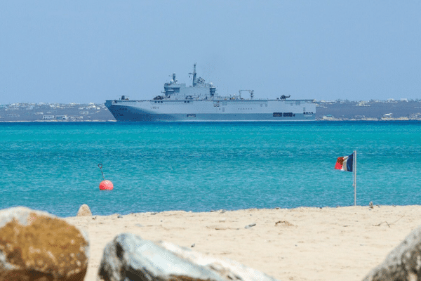 Le bâtiment à son arrivée aux Antilles pour secourir les victimes et aider à la reconstruction.