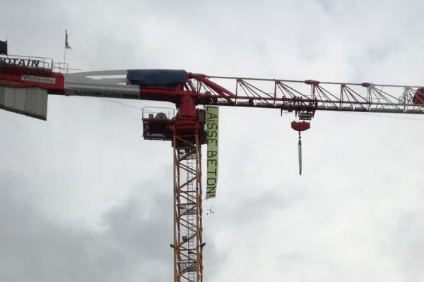 La grue du chantier du parking Ravet ce mercredi 10 juin.