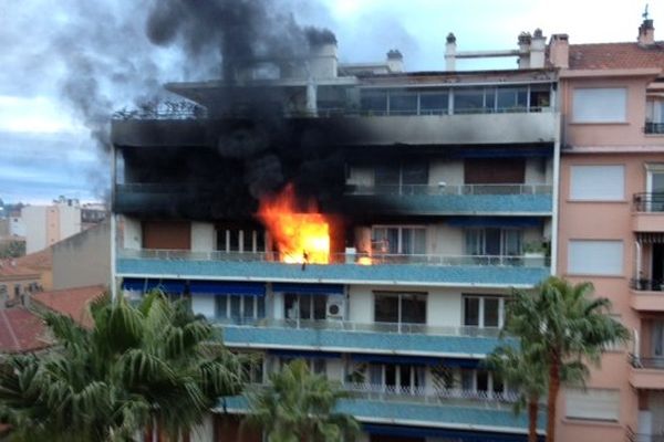 Un homme est mort dans l'incendie de cet immeuble à Hyères