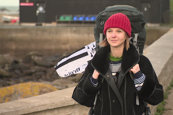 Juliette Hamon est une jeune bretonne de 25 ans avec un projet fou : faire le tour du monde en stop sans prendre l'avion. Elle sera suivie par plusieurs écoles du Finistère.