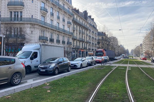 La circulation est très difficile ce 29 janvier 2024 sur le cours Jean-Jaurès, à Grenoble, en raison de la mobilisation des agriculteurs et des chauffeurs de taxi.