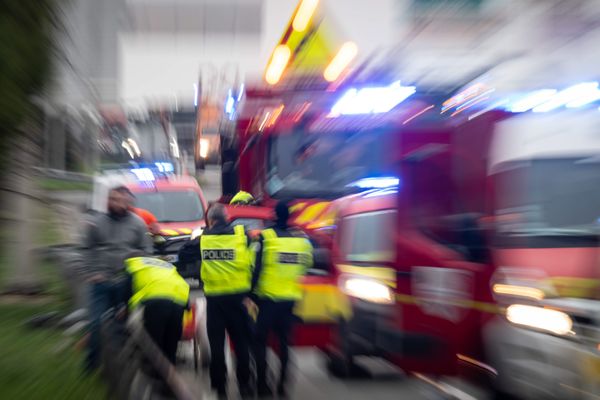 Les sapeurs pompiers ont eu à peine le temps d'éviter la voiture (illustration).