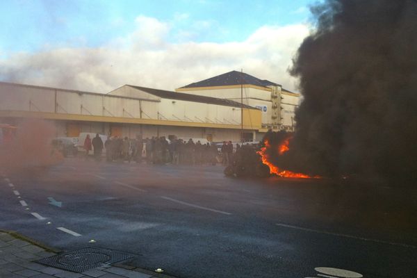 Pneus brûlés devant les écluses de Saint-Nazaire en février par des pêcheurs de civelles en colère