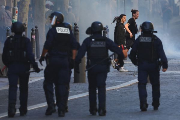 Trois policiers, qui étaient en garde à vue depuis mardi à Marseille dans le cadre d'une enquête sur la mort d'un homme de 27 ans en marge des émeutes début juillet, ont été déférés.