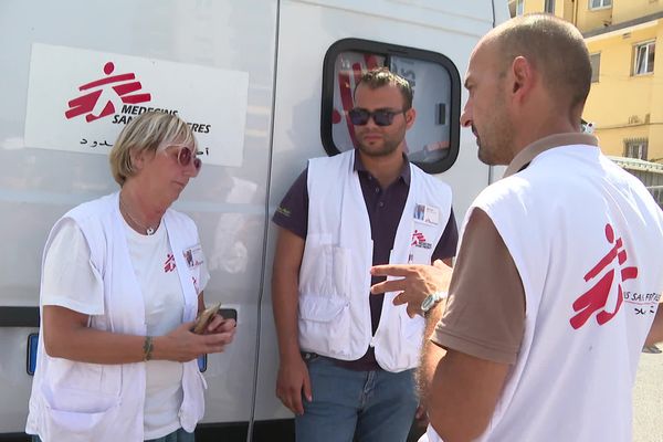 Plusieurs fois par semaine, une équipe de Médecins sans frontière ouvre une clinique mobile à Vintimille, à la frontière franco-italienne, pour fournir des traitements et un service d'orientation médicale aux migrants qui s'y trouvent.