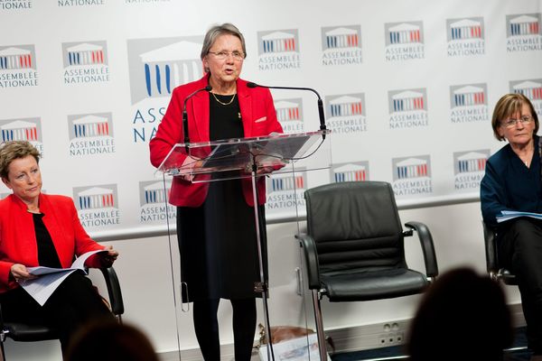 (de g. à d.) Maud Olivier, rapporteure, Catherine Coutelle, (députée de la Vienne) vice-president de la commission spéciale et Marie George Buffet présentent a l Assemblée nationale la proposition de loi renforçant la lutte contre le système prostitutionnel.