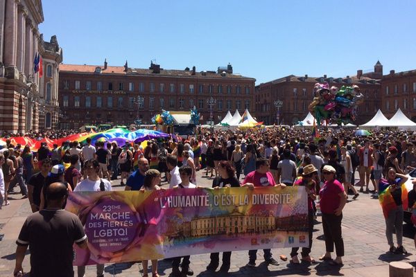 Sous un soleil de plomb, la marche des fiertés a uni autour de la cause LGBTQI.