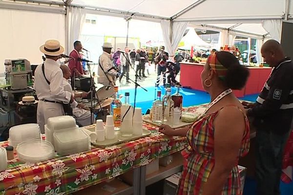 Au village antillais de la Foire de Châlons-en-Champagne, toutes les pensées sont tournées vers les Caraïbes après le passage de l'ouragan Irma.