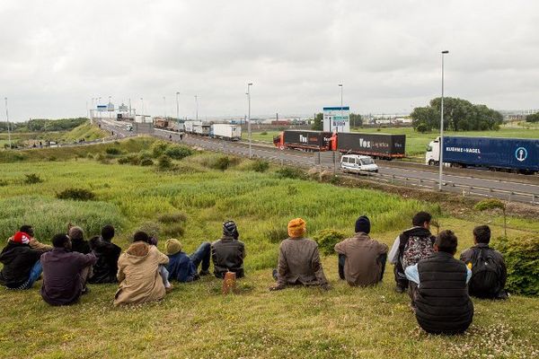 Des migrants guettant les poids lourds dans l'espoir d'embarquer pour l'Angleterre. 