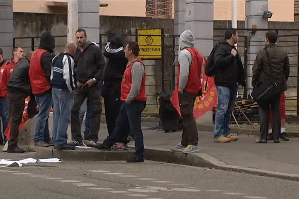 Le 16/9/15, les grévistes sont présents devant le site Prosegur Lyon