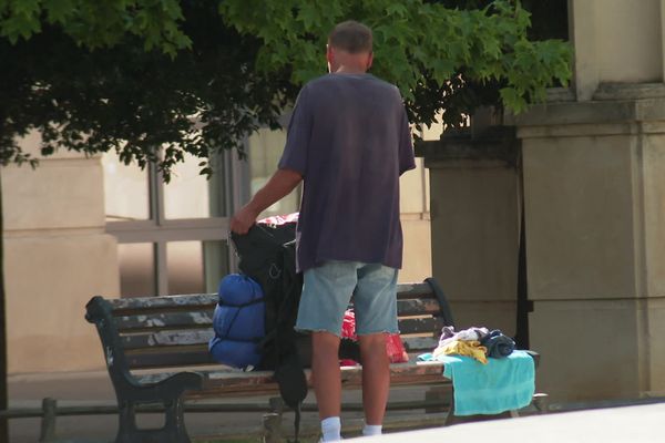 La chaleur accablante à Montpellier pèse aussi sur ceux qui vivent dans la rue.