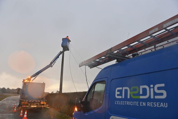 Passage de la tempête Ciaran en Bretagne. Agents Enedis à Kerlouan (29)