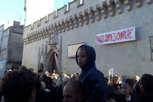 "Nous sommes Charlie", le rassemblement devant l'hôtel de ville de La Rochelle