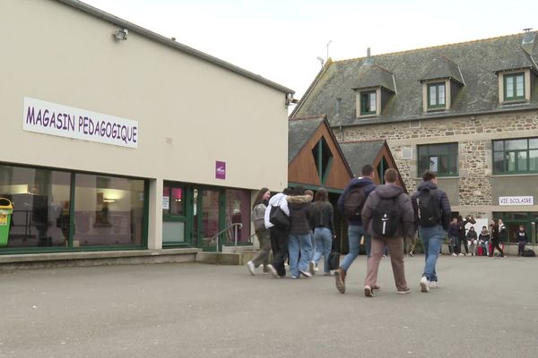 Les élèves du Lycée agricole le Verger de Dol-de-Bretagne se rendent en cours, jeudi 14 mars 2024.