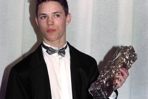 Gérald Thomassin pose avec son César du meilleur espoir masculin pour le film "Le petit criminel" en 1991.