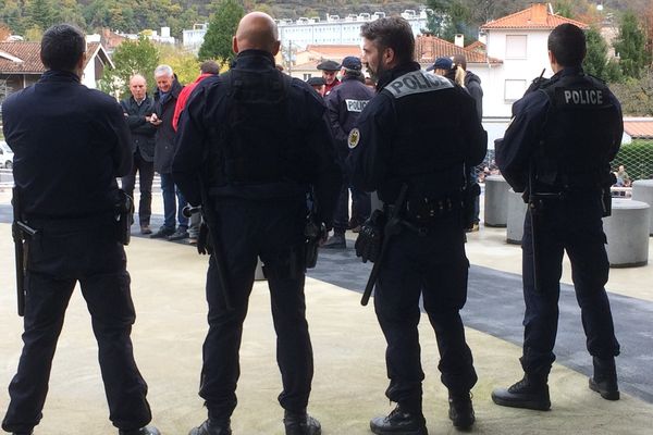 Les nombreux soutiens de Rémi Denjean ont tenté d'entrer dans le palais de justice de Foix.