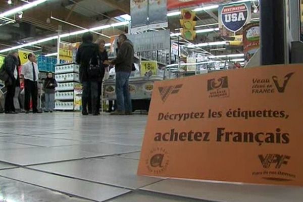 Le slogan des éleveurs isérois : "décryptez les étiquettes, achetez français". 