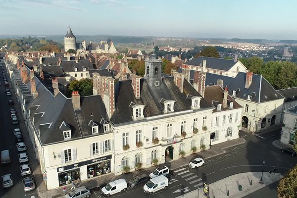 L'opposition municipale de Châteaudun demande la mise sous tutelle de la ville et la démission du maire.