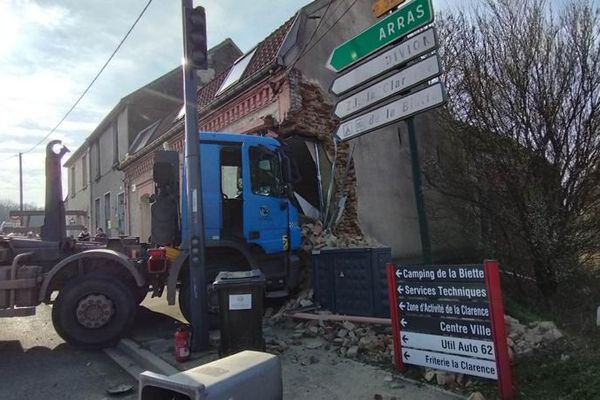 Le camion s'est encastré dans la façade d'une habitation, à Divion dans le Pas-de-Calais.