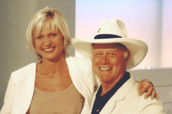 Larry Hagman alias JR Ewing en juillet 2003 sur le plateau du journal de France 3 Lorraine avec Hélène Messang