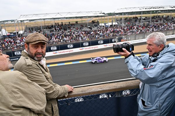 Le réalisateur Claude Lelouch tourne des séquences de son prochain film pendant la course des 24 heures du Mans en juin 2023 avec Kad Mérad et Raphael Mezrahi.