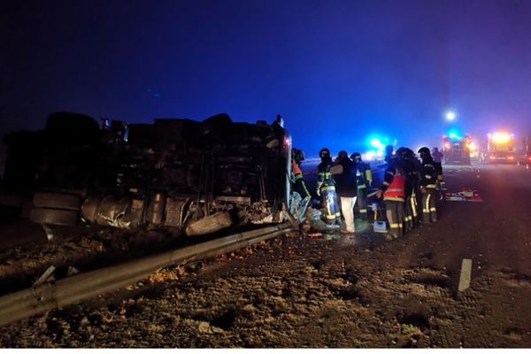 Sur les lieux de l'accident, le camion citerne est couché sur la voie de l'autoroute A 62 dans le sens Toulouse-Bordeaux