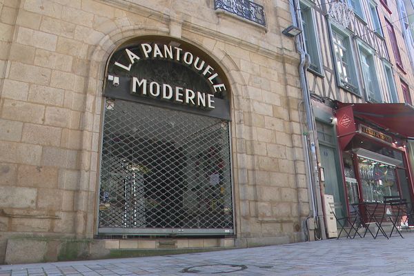 Au moment de son ouverture, rue de la Ferrerie, à la fin de la Seconde Guerre mondiale, "La Pantoufle moderne" existait déjà depuis quarante ans. La boutique avait d'abord existé rue Jean-Jaurès, puis place de la Motte.