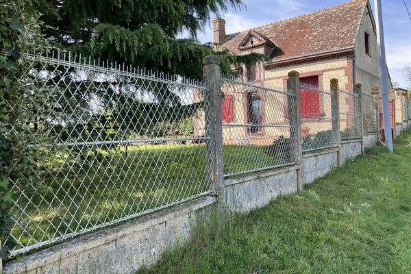 Combres (Eure-et-Loir) C'est dans le jardin de cette maison que les corps des deux retraités ont été découverts.