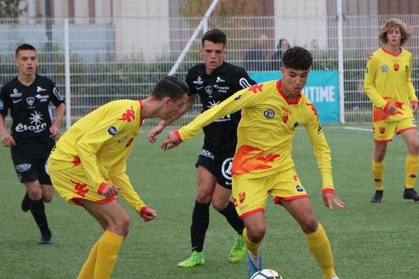 Les joueurs du Stade Brestois et de Quevilly Rouen Métropole s'affrontaient jeudi 15 août 2019 lors du tournois national U17 de football Mahmoud-Tiarci. 