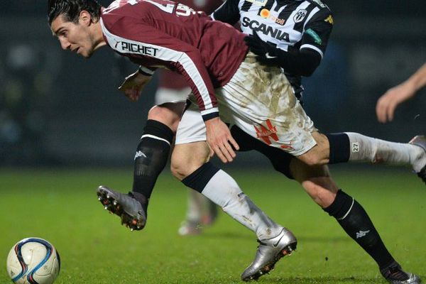 Le Bordelais Enzo Crivelli contre l'Angevin Pierrick Capelle lors du match de L1 entre les deux clubs, le 13 décembre au Stade Jean Bouin, à Angers.