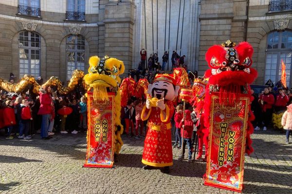 le défilé de la danse des dragons et des lions dans le cadre du nouvel an chinois à Rennes