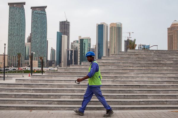 Un ouvrier à Doha au Qatar. Les Pays du Golfe ne veulent pas voir leur équilibre socio-économique déstabilisé par l'afflux de réfugiés.