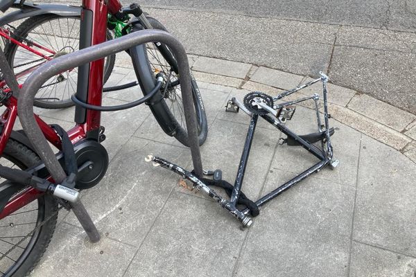 Plusieurs dizaines de vélos abandonnés restent accrochés aux arceaux de la Ville de Grenoble.