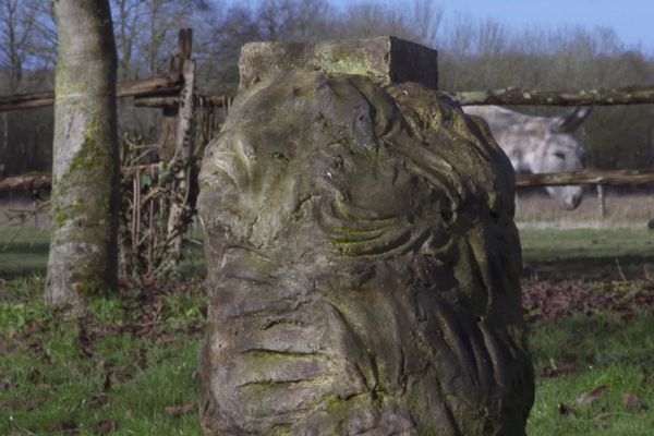 Céramiste, potier et sculpteur, Hervé Rousseau a suivi un chemin instinctif, le menant de la terre du Beauvaisis à celle du Berry, façonnant des œuvres qui puisent leur inspiration dans la force tellurique de la matière.