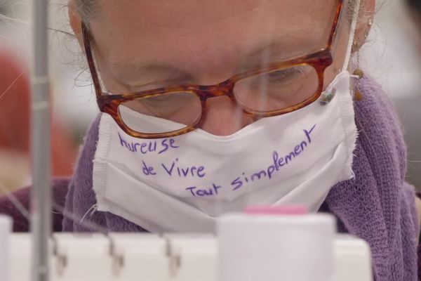 Une couturière des "Lionnes du Bassin", à La Teste-de-Buch en Gironde durant le confinement, au printemps 2020.