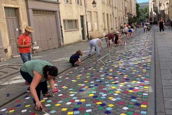 Les pavés de la grande rue en bleu, vert, blanc ou rouge. Dimanche 25 juin à Nancy (Meurthe-et-Moselle).