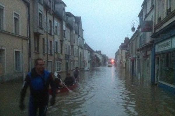 Dans les rues de Nemours, sous les  eaux du Loing.