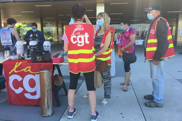 Coordination nationale des infirmières et représentants de la CGT mobilisés devant l'hôpital de Trévenans.