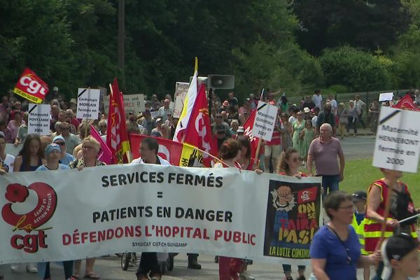 2000 à 3000 manifestants ont défilé dans les rues de Guingamp ce matin pou défendre les hôpitaux bretons