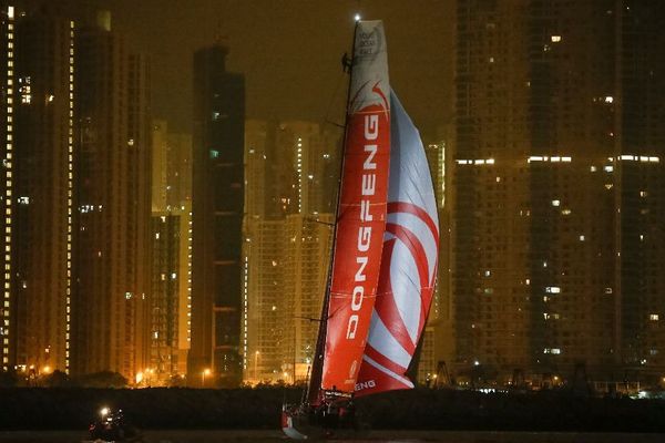 Arrivée de Dongfeng à la deuxième place à Hong Kong lors de la 4e étape de la Volvo Ocean Race