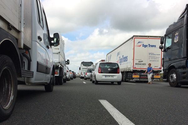 Les voitures immobilisées sur l'A10 après l'accident de ce matin. 