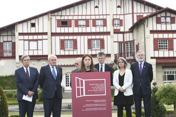 La lecture solennelle de la déclaration par une jeune femme basque à l'issue d'une journée historique, emprunte d'émotion. 