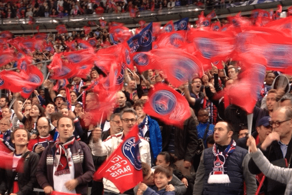 Les supporters parisiens au Stade de France, lors de la Finale de la Coupe de France.